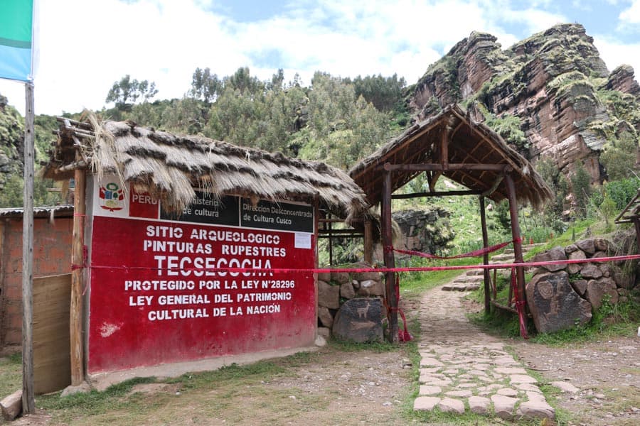 ruta y camino en los farallones de Tecsecocha en Ccorca, Cusco