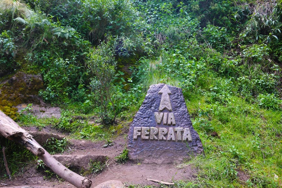 ruta y camino en los farallones de Tecsecocha en Ccorca, Cusco