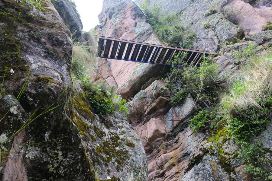 ruta y camino en los farallones de Tecsecocha en Ccorca, Cusco