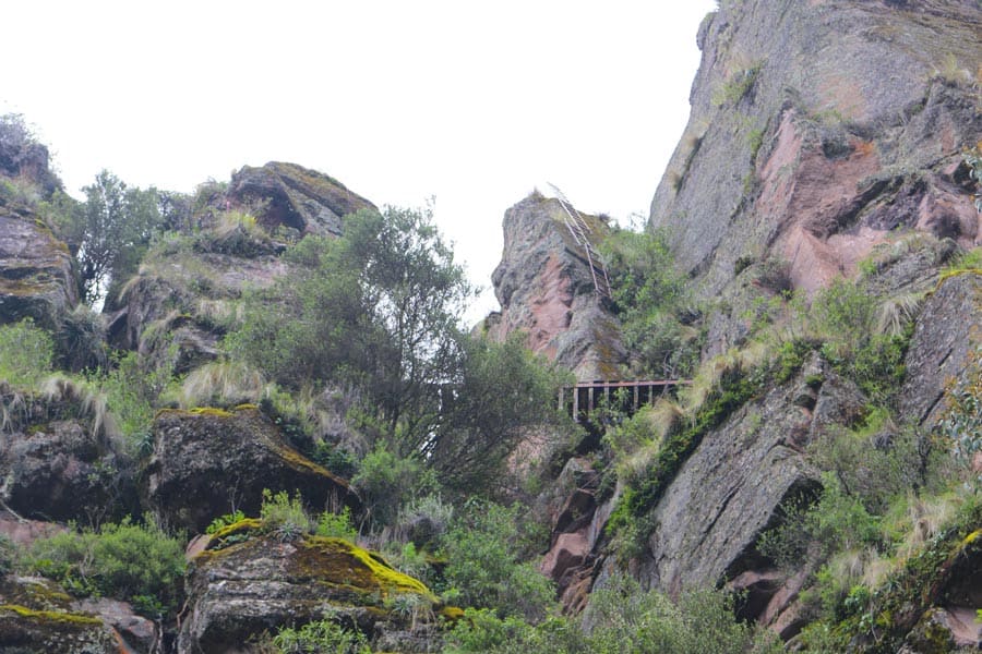 ruta y camino en los farallones de Tecsecocha en Ccorca, Cusco