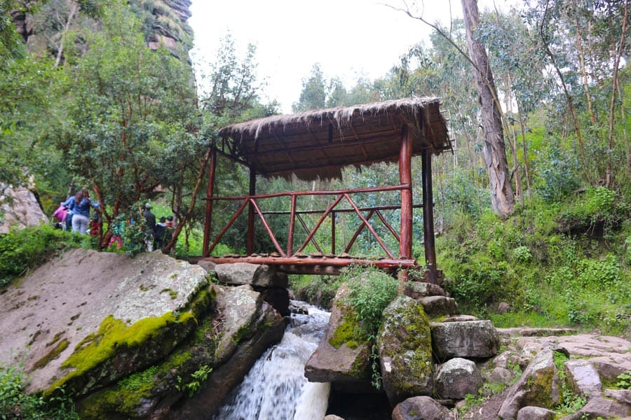 ruta y camino en los farallones de Tecsecocha en Ccorca, Cusco