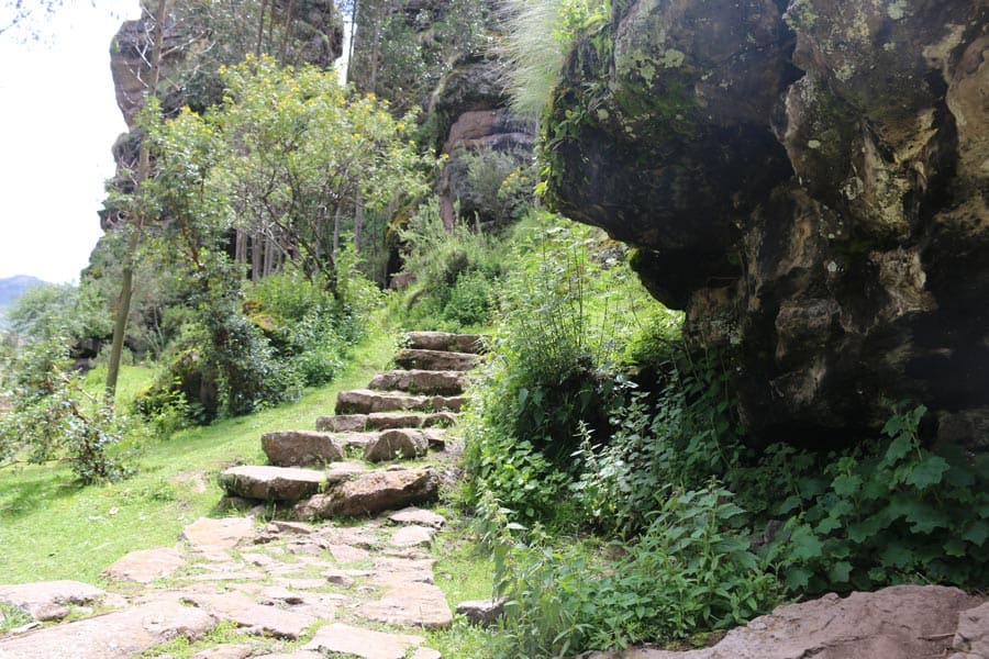 ruta y camino en los farallones de Tecsecocha en Ccorca, Cusco