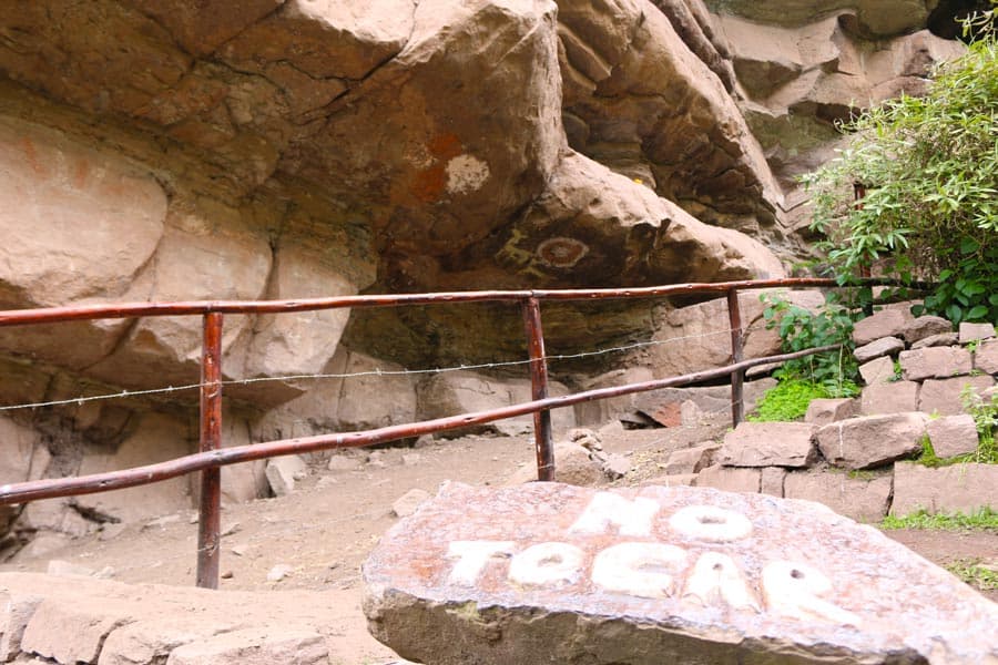 Tumbas y pintura rupestre en Tecsecocha en Ccorca, Cusco