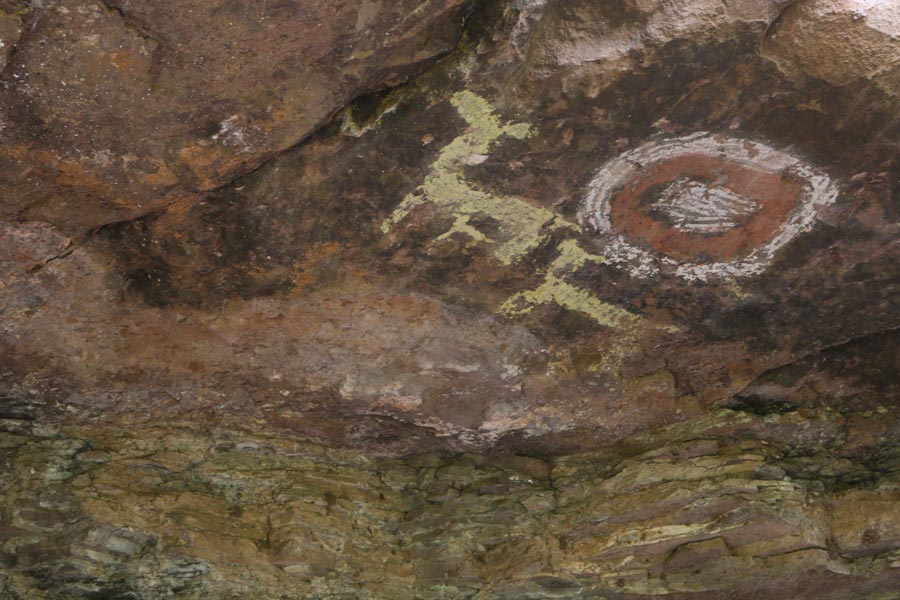 Tumbas y pintura rupestre en Tecsecocha en Ccorca, Cusco