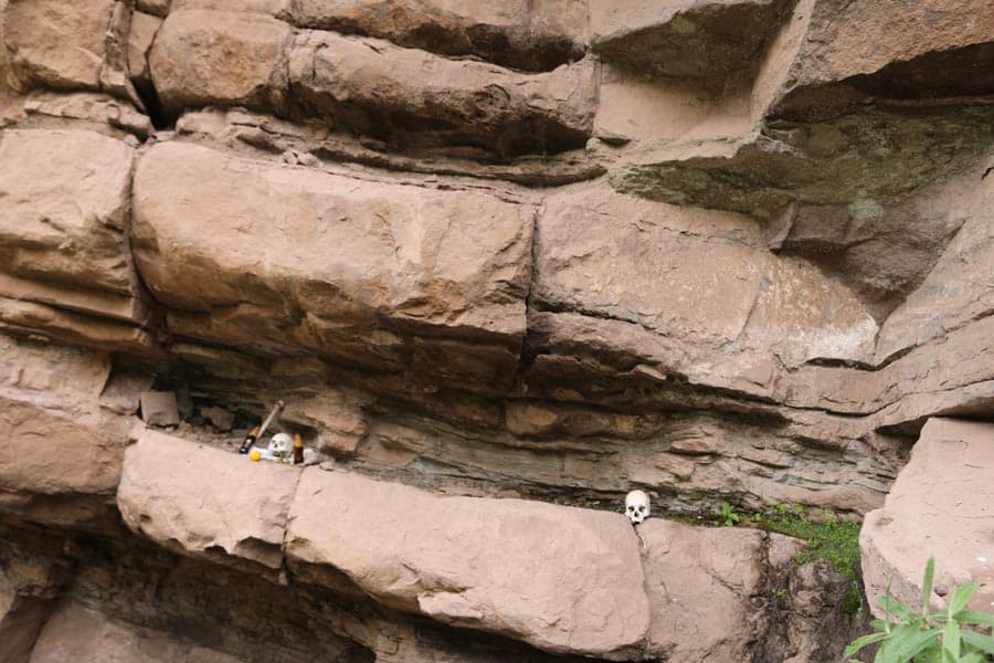 Tumbas y pintura rupestre en Tecsecocha en Ccorca, Cusco