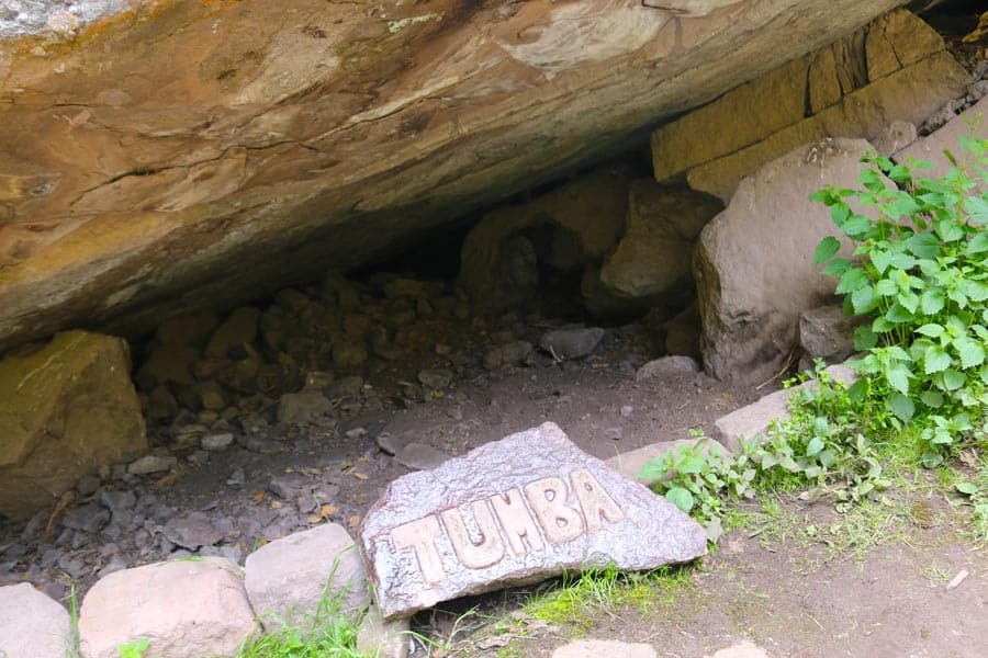 Tumbas y pintura rupestre en Tecsecocha en Ccorca, Cusco