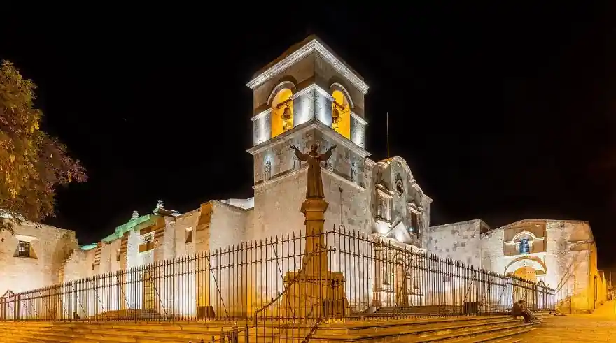 Tour a pie nocturno de Arequipa
