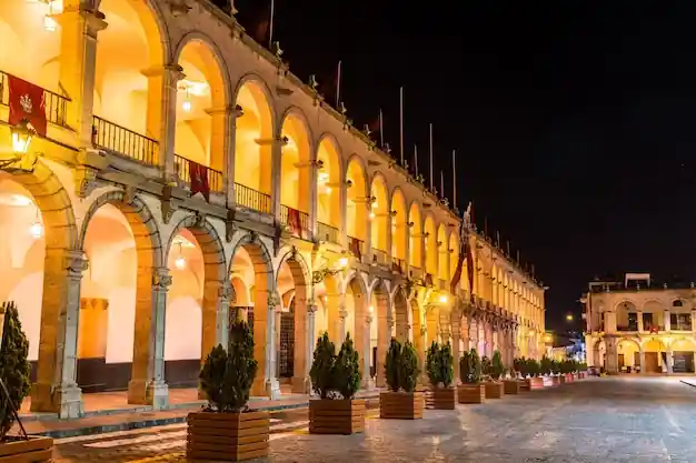 Tour a pie nocturno de Arequipa
