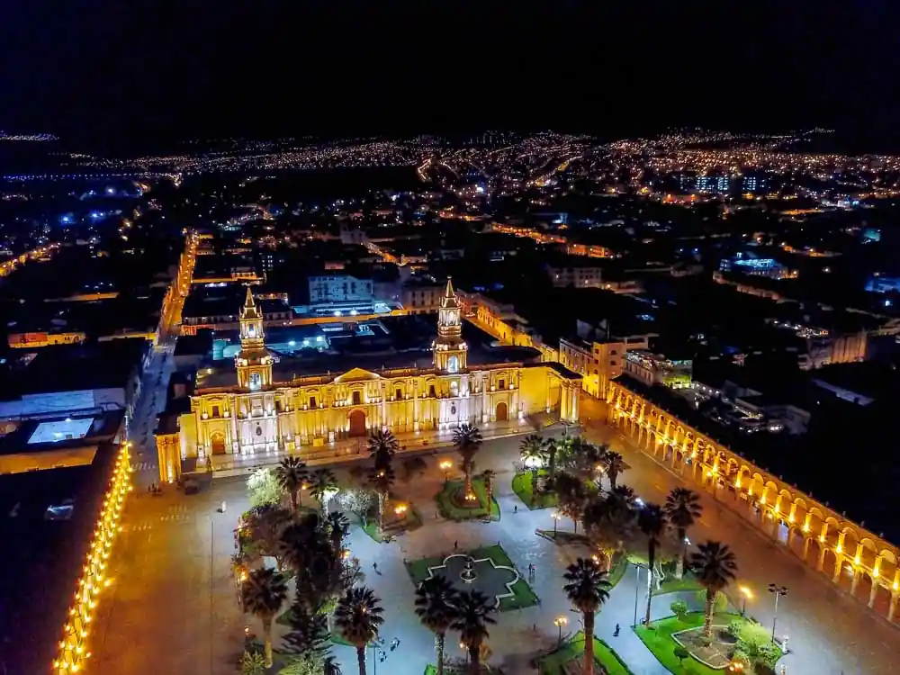 Tour a pie nocturno de Arequipa
