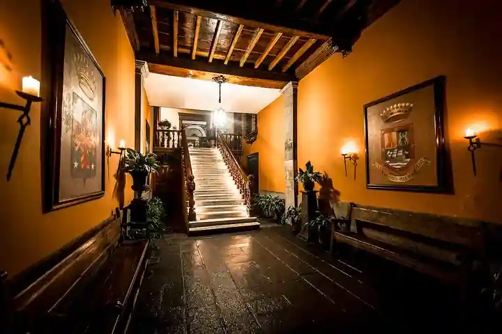 Tour a pie privado por Lima: Catacumbas + Casa Aliaga
